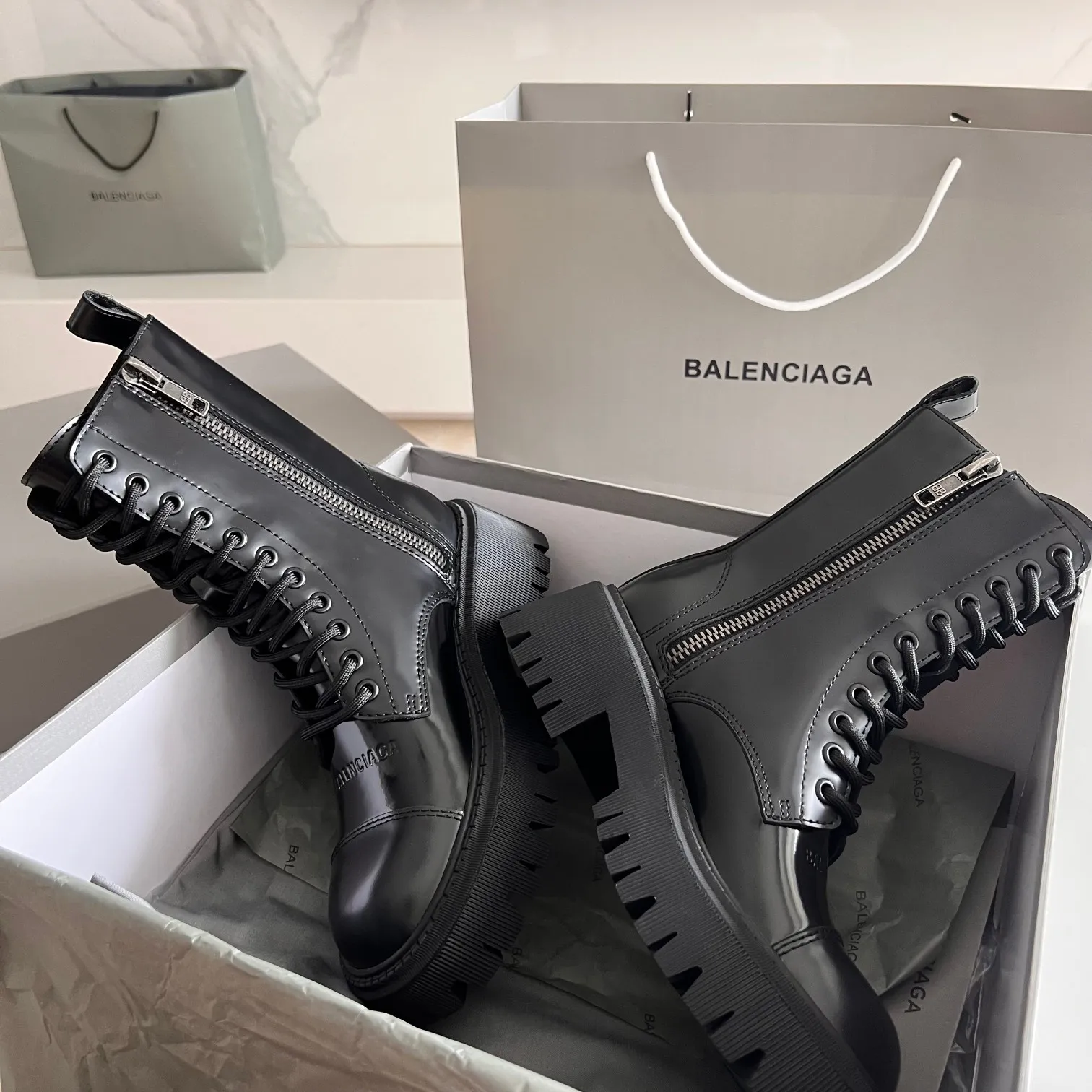 👟👟Ex-factory price p720👟👟 Women's shoes Women's clothing Women's shoes Women's clothing BALENCIAGA# Balenciaga's new big-headed derby shoes TRACTOR big-headed derby shoes loafers👞 Original medium-gloss open-edge beaded cowhide. Restrained and stylish. Matched with the brand logo on the shoe cover. The rhythm of closing your eyes. The lining and foot pads are made of black silk cowhide. The texture is soft and delicate. The gear-type rubber outsole is increased by 5cm. Size: 35-40 (customized in size 40, non-refundable)